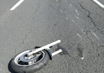 Treviso, incidente a Caerano San Marco, moto va fuori strada: morto giovane motociclista