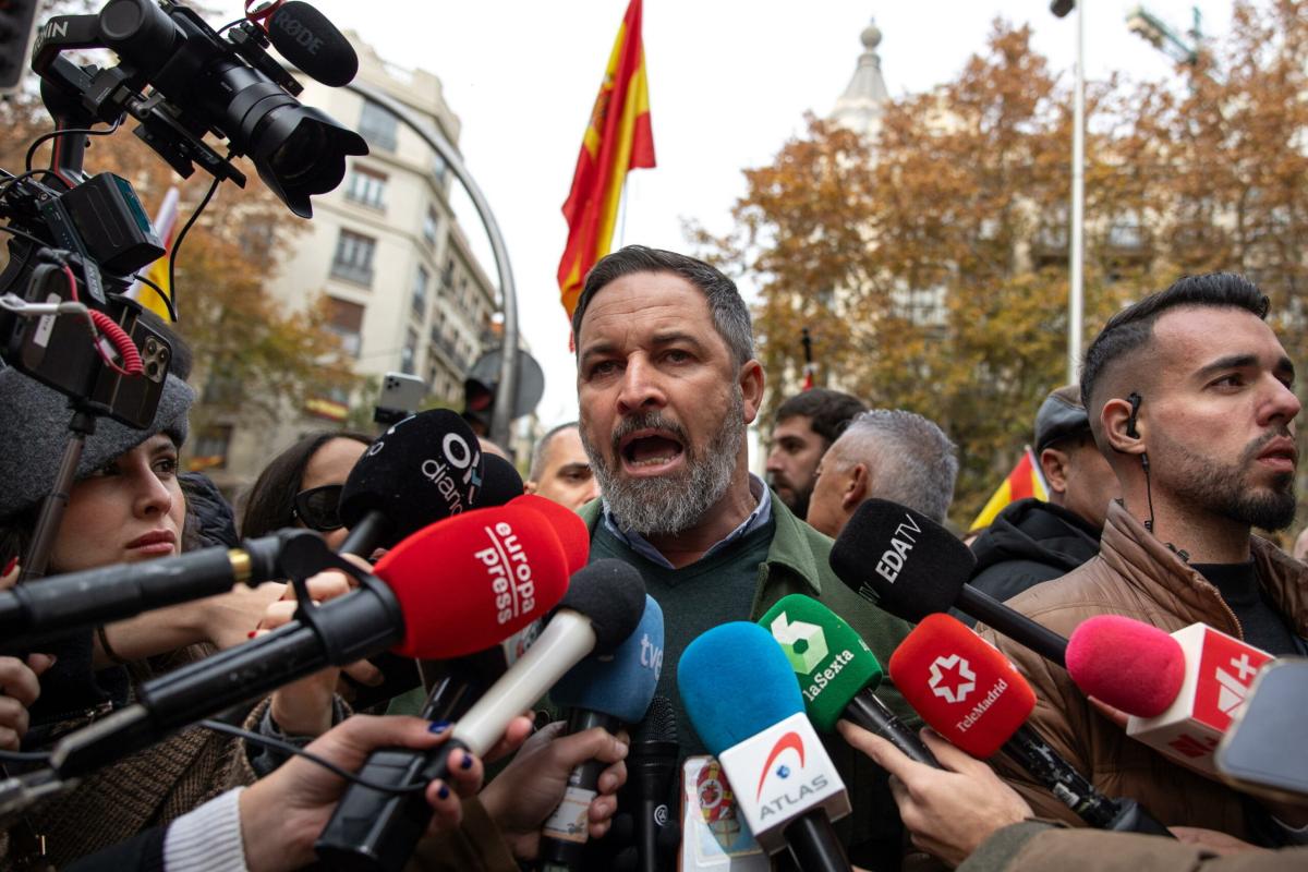 Spagna, il leader di Vox Abascal: “Sanchez a testa in giù!”. Arriva…