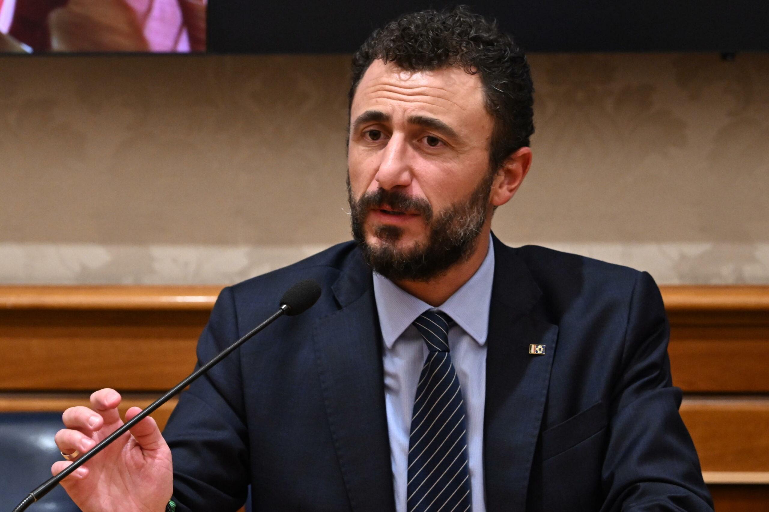 Il grande ritorno di Emanuele Pozzolo alla Camera dei Deputati: “Non mi sento scaricato e non mi risulta Fratelli d’Italia mi voglia espellere” | VIDEO