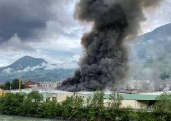 Bolzano, incendio nello stabilimento dell’azienda Alpitronic: enorme colonna di fumo visibile da lontano, chiuso lo spazio aereo | FOTO E VIDEO