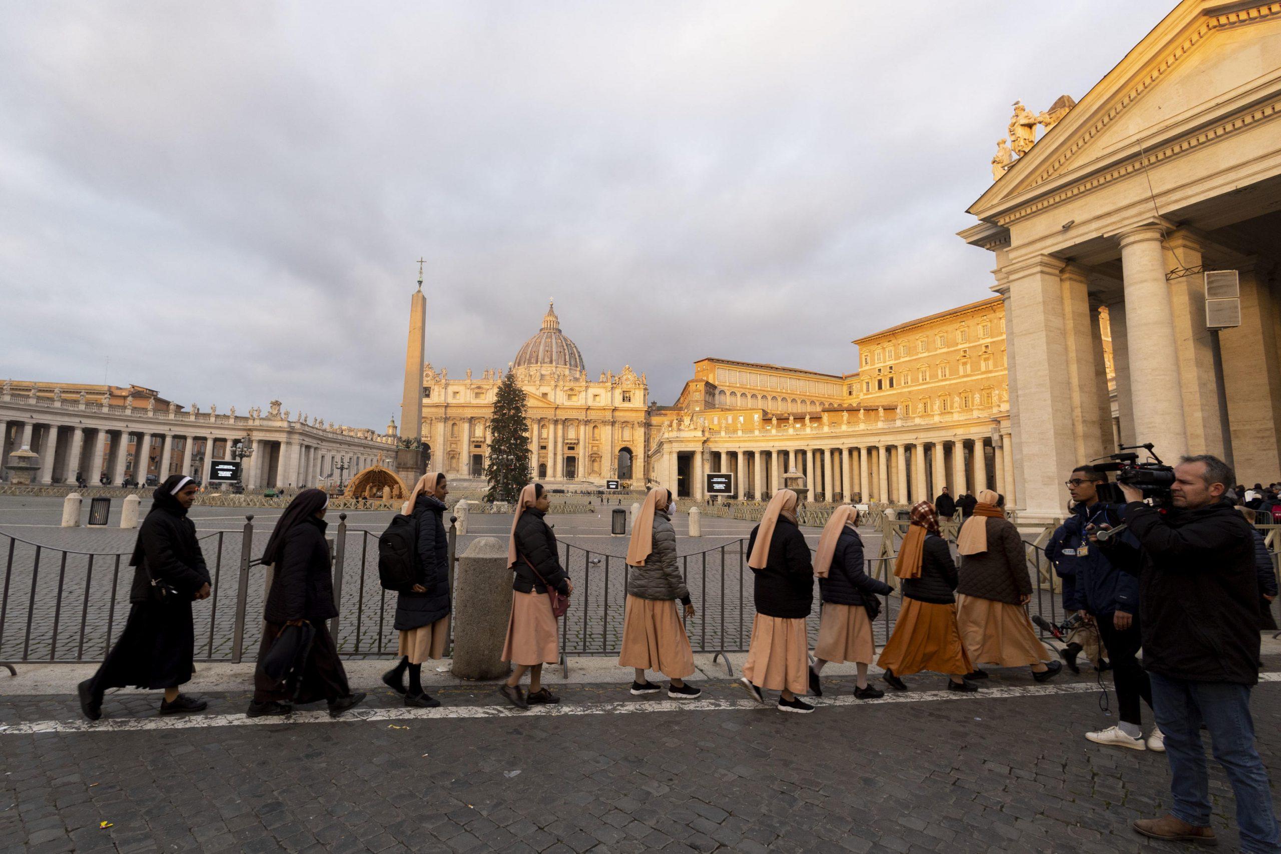 Oggi la camera ardente per l’omaggio dei fedeli a Benedetto XVI