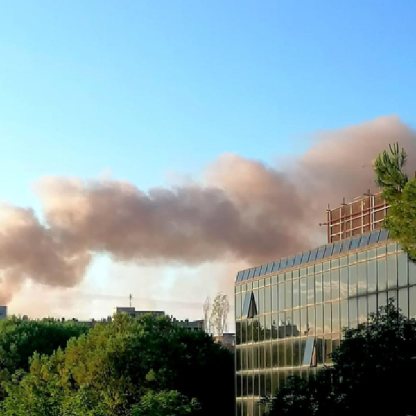 Incendio in via Scorticabove a Roma, la nube tossica provoca malesseri tra i cittadini: la “puzza” si sente ancora | VIDEO