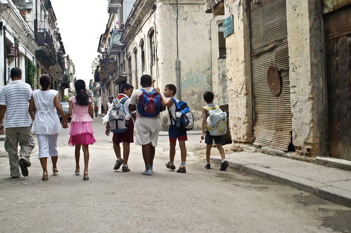 San Cassiano: rallentare, qui i bambini giocano ancora per strada 