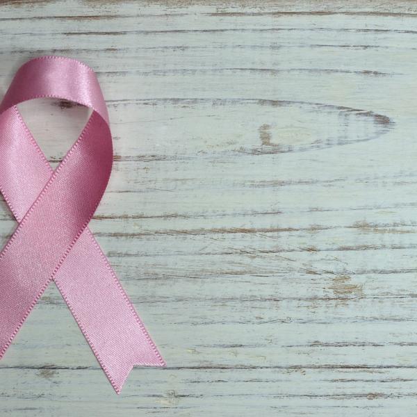 Ottobre rosa, continua la lotta contro il cancro al seno: ecco come prenotare una mammografia e le altre novità