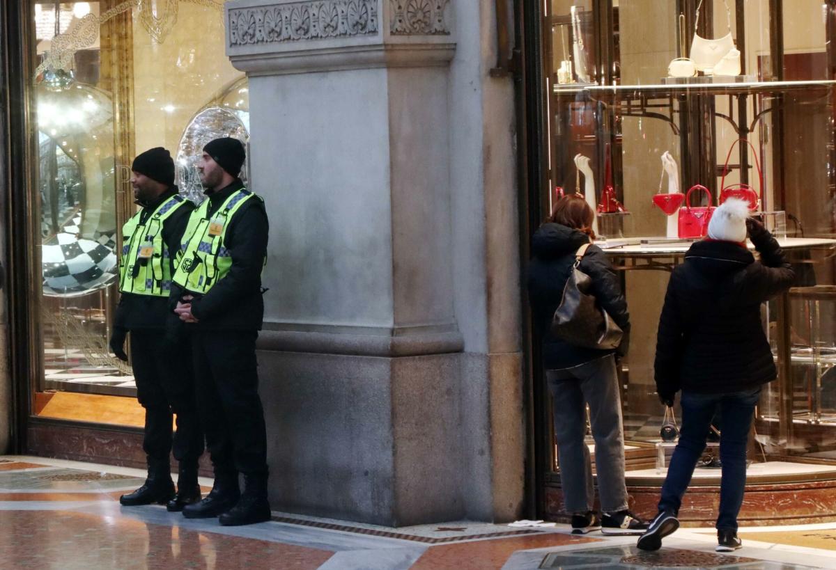 Milano, commercianti ingaggiano vigilantes privati in Galleria per …