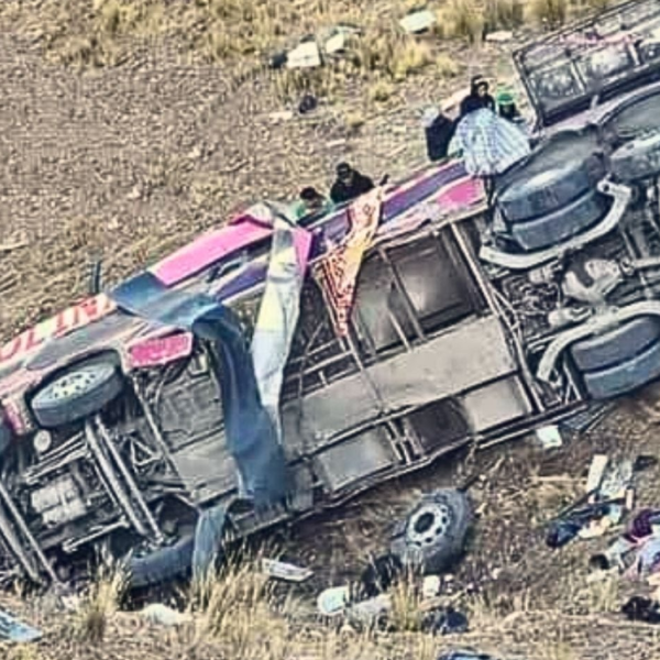 Perù, incidente ad Ayacucho: bus precipita in un burrone, morti 21 passeggeri | VIDEO