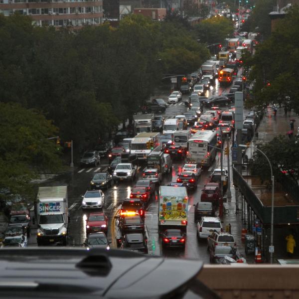 Inondazione New York, il sindaco Eric Adams criticato per la lentezza della sua risposta all’emergenza: “Colto di sorpresa solo chi vive sotto una roccia”