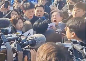 Corea del Sud, capo dell’opposizione Lee Jae-myung vittima di accoltellamento | VIDEO