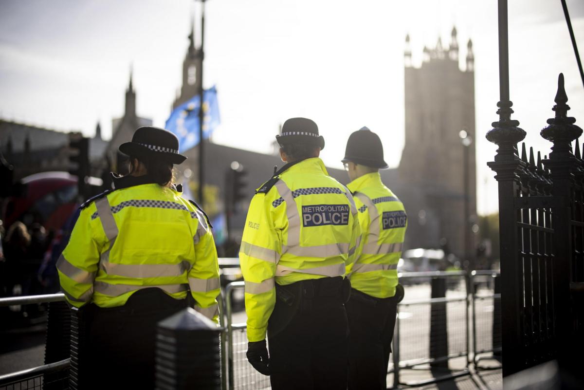 Londra, poliziotto confessa di essere colpevole: decine di stupri