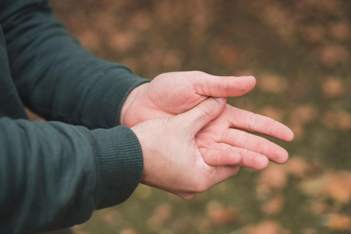 Perché di notte mi si gonfiano le mani: scopri le cause e i rimedi di questo disturbo