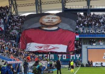 Putin impiccato: lo striscione shock dei tifosi del Legia Varsavia