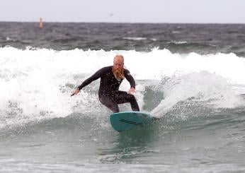 Surf, un australiano cavalca le onde per 40 ore di fila stabilendo il nuovo record mondiale