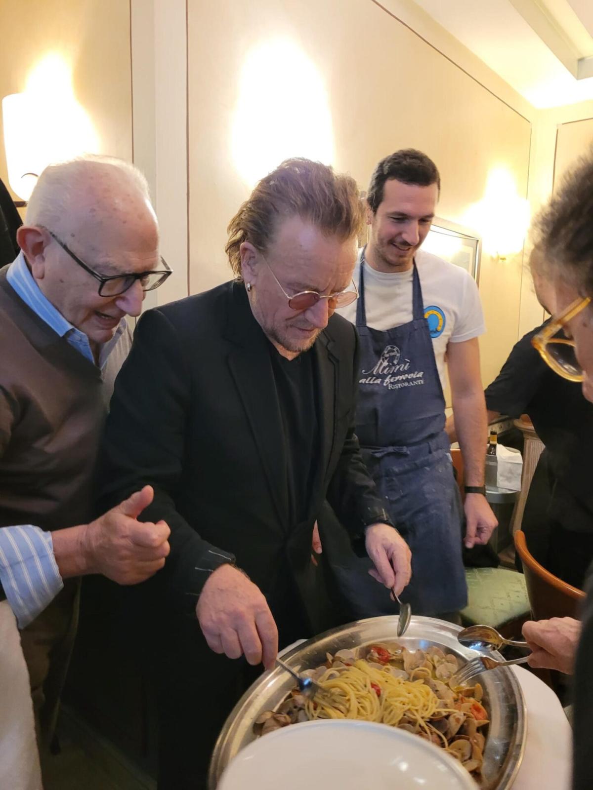 Napoli, Bono Vox al proprietario di un ristorante: “Sono allergico …