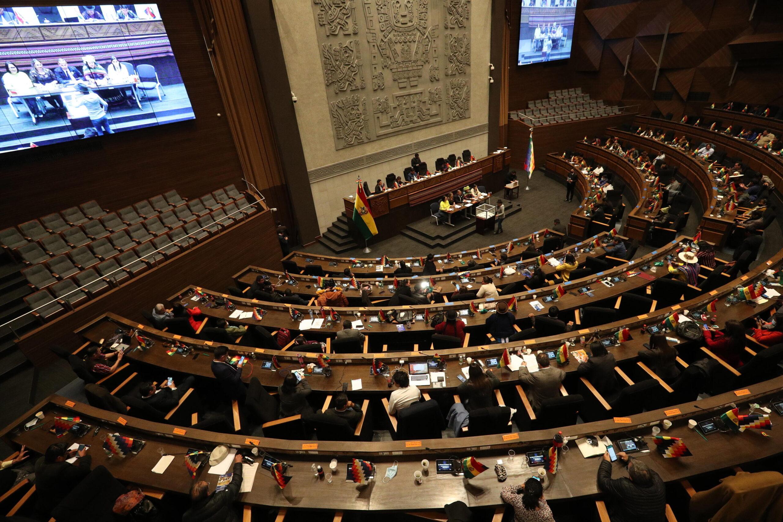 Bolivia, scatta la rissa in Parlamento: schiaffi e pugni tra deputate | VIDEO E FOTO