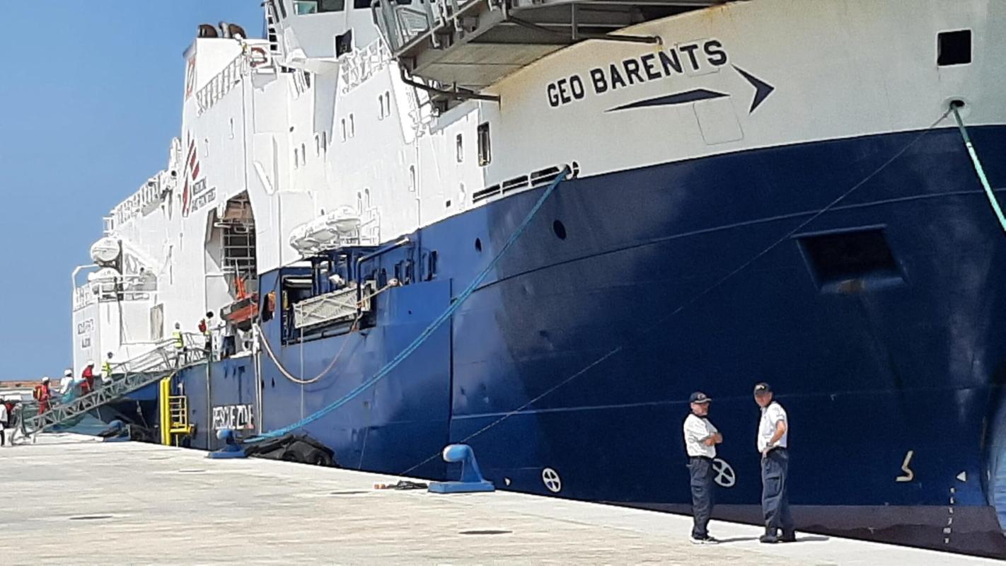 Mediterraneo, la nave Geo Barents porta in salvo 47 naufraghi: resta un disperso