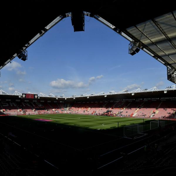 Inghilterra, un enorme incendio divampa davanti allo stadio del Southampton: paura fra i residenti| VIDEO