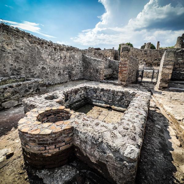 Scavi Pompei, sfregia domus del II secolo d.C.: denunciato turista del Kazakistan