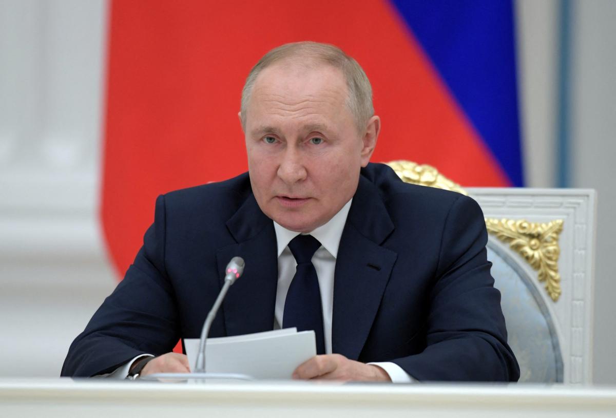 Putin, auguri di capodanno con i soldati alle spalle. Ucraina: “Sono attori”