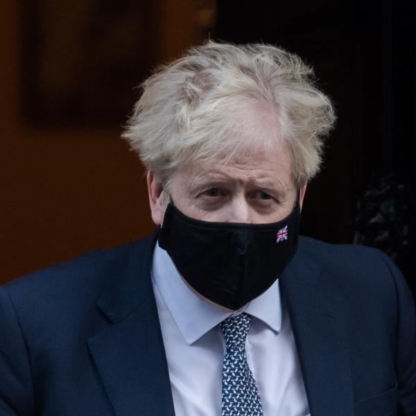 Partygate, le scuse di Boris Johnson e le opposizioni all’attacco: …