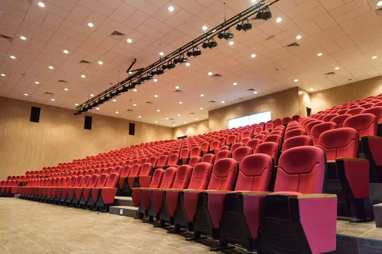 Crisi cinema italiano, nel 2022 oltre il 60% non sono andati in sala