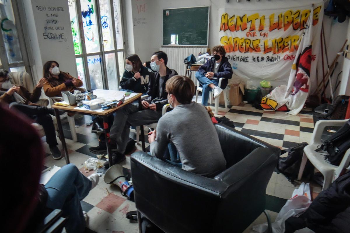 Il Liceo Bottoni di Milano abolisce le pagelle: “Contro lo stress s…