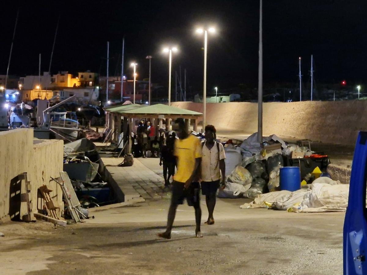 Migranti a Lampedusa: quasi 1500 nelle ultime ore dopo gli sbarchi