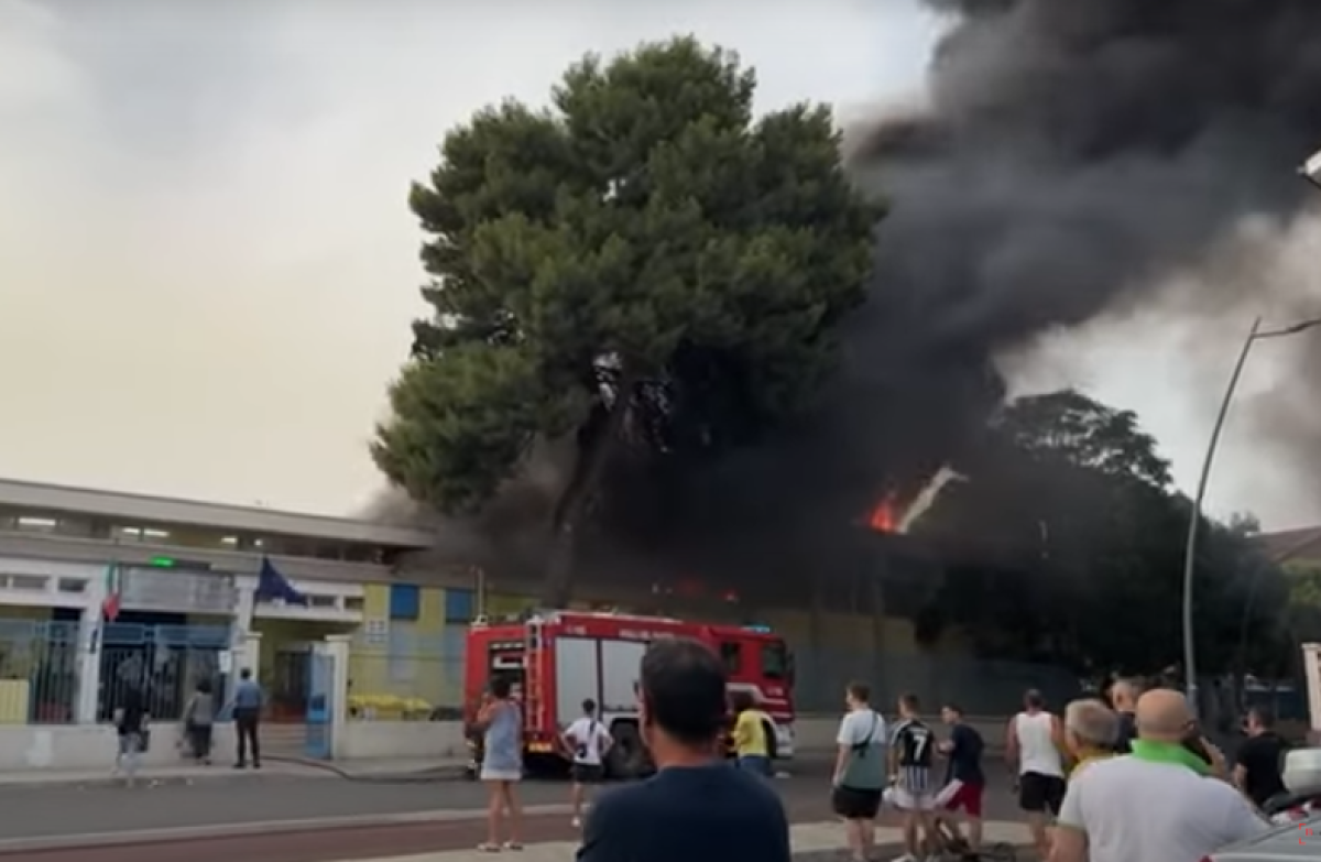 Dramma a Taranto, incendio in una scuola elementare: colonna di fumo visibile a chilometri di distanza e indagini in corso | VIDEO