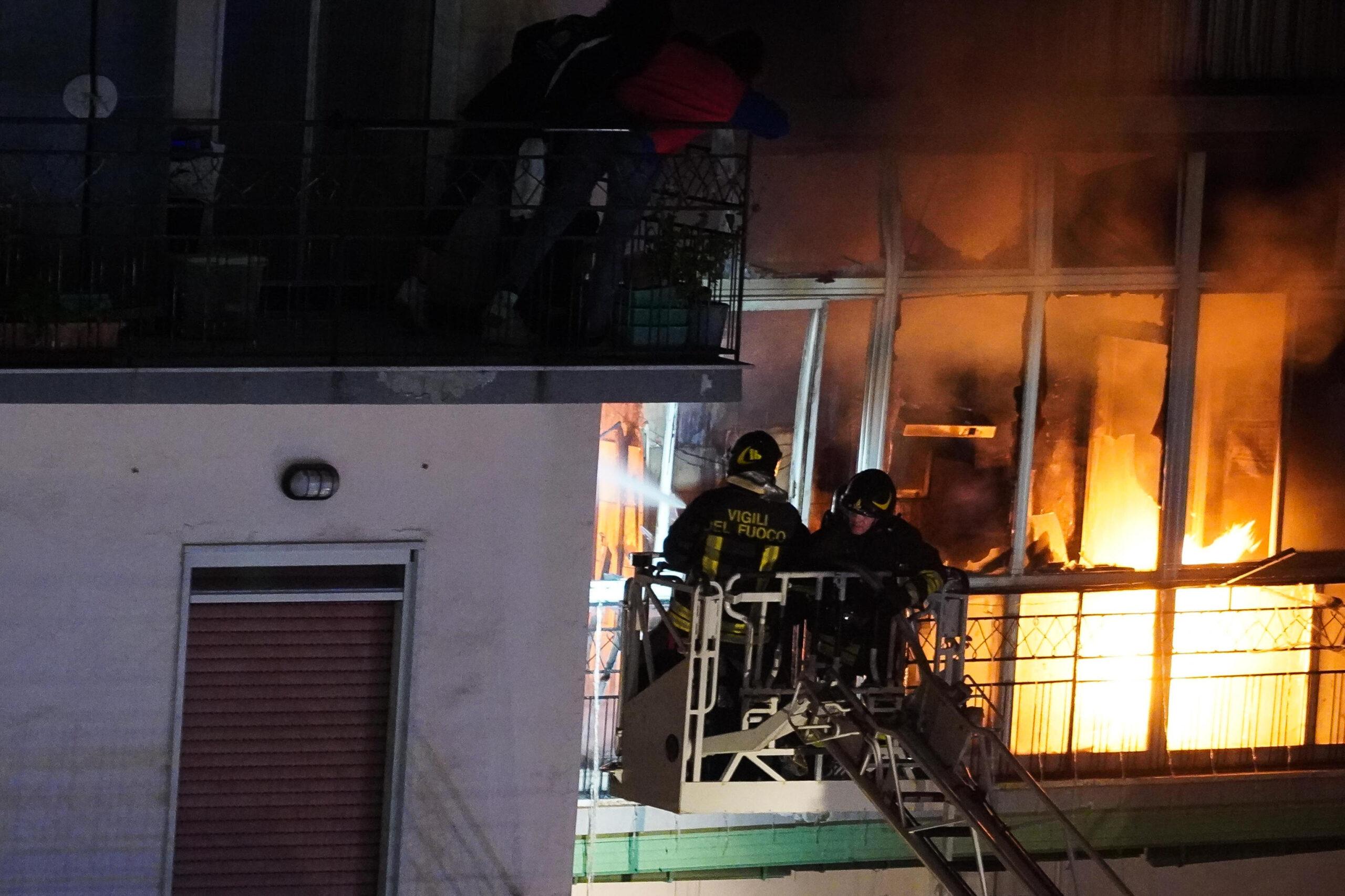 Incendio Massa, evacuati abitanti di un palazzo in centro. Tratti in salvo una bambina e una neonata