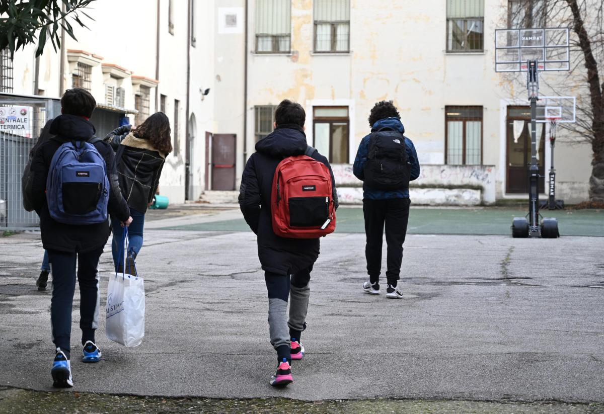 Firenze, studenti aggrediti a calci e pugni fuori al Liceo Michelan…