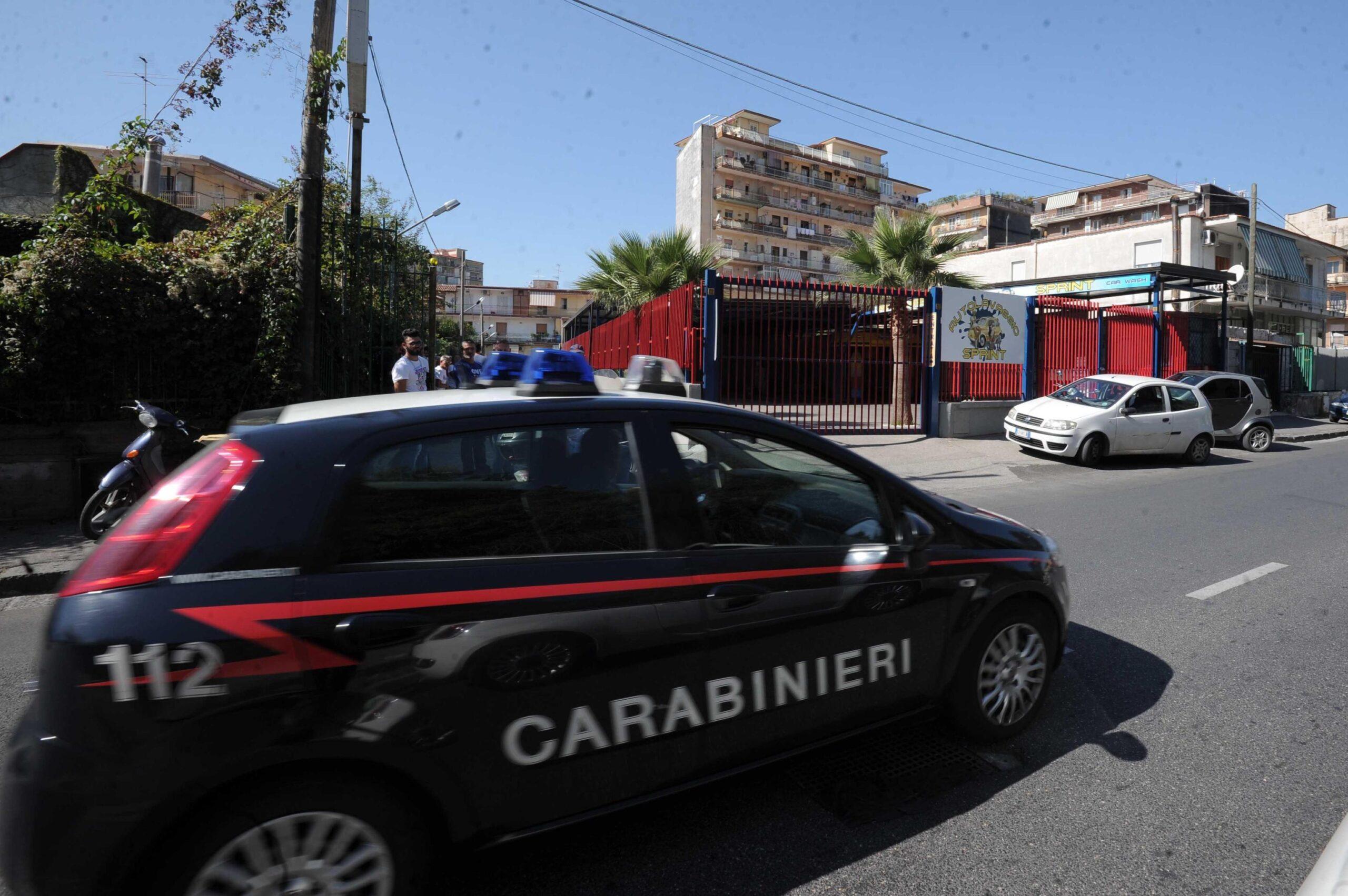 Napoli, uomo accoltellato vicino alle casse del supermercato del centro commerciale “Azzurro”