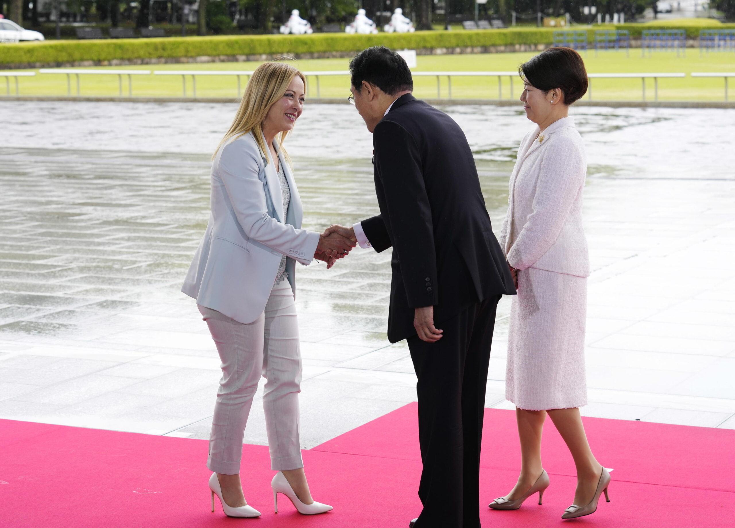 Giappone, Meloni al G7 di Hiroshima nel ricordo delle vittime dell’atomica. La premier: “Non dimentichiamo”