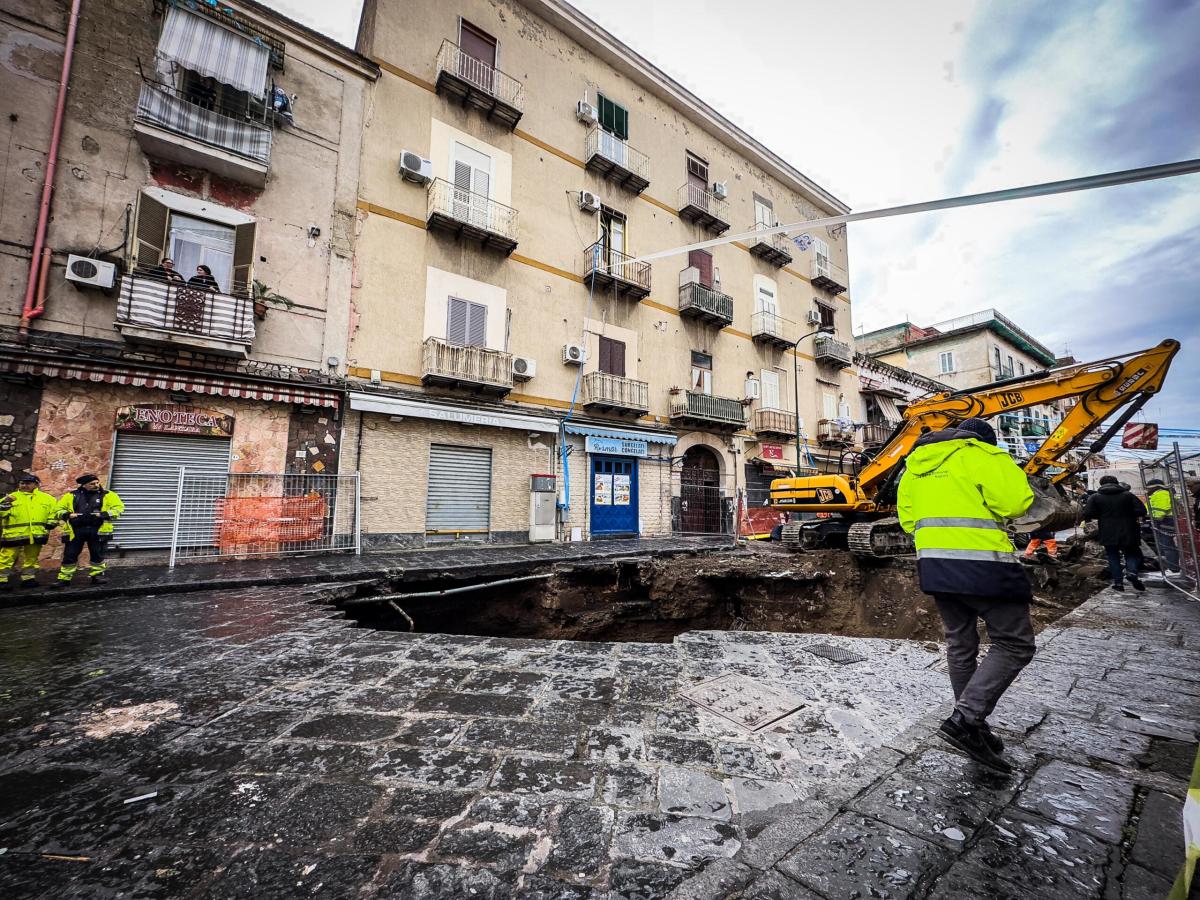 Cagliari, aperta voragine in via Trentino per il maltempo: strada c…