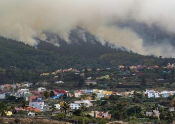 Tenerife, gli incendi preoccupano l’isola principale dell’arcipelago: nella notte sfollate più di 12mila persone