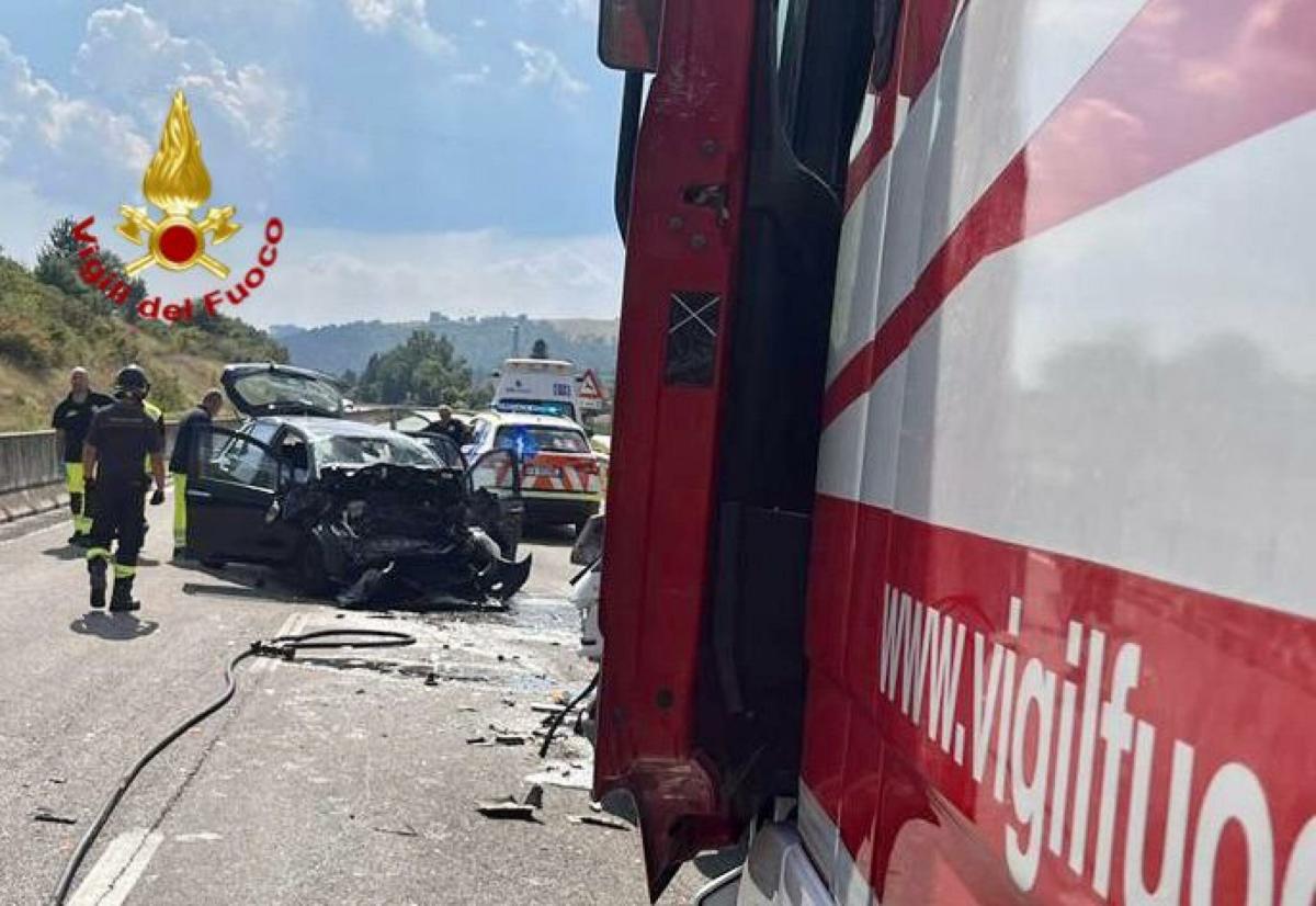 Perugia, incidente a Bettole: un camion si rovescia, traffico in ti…