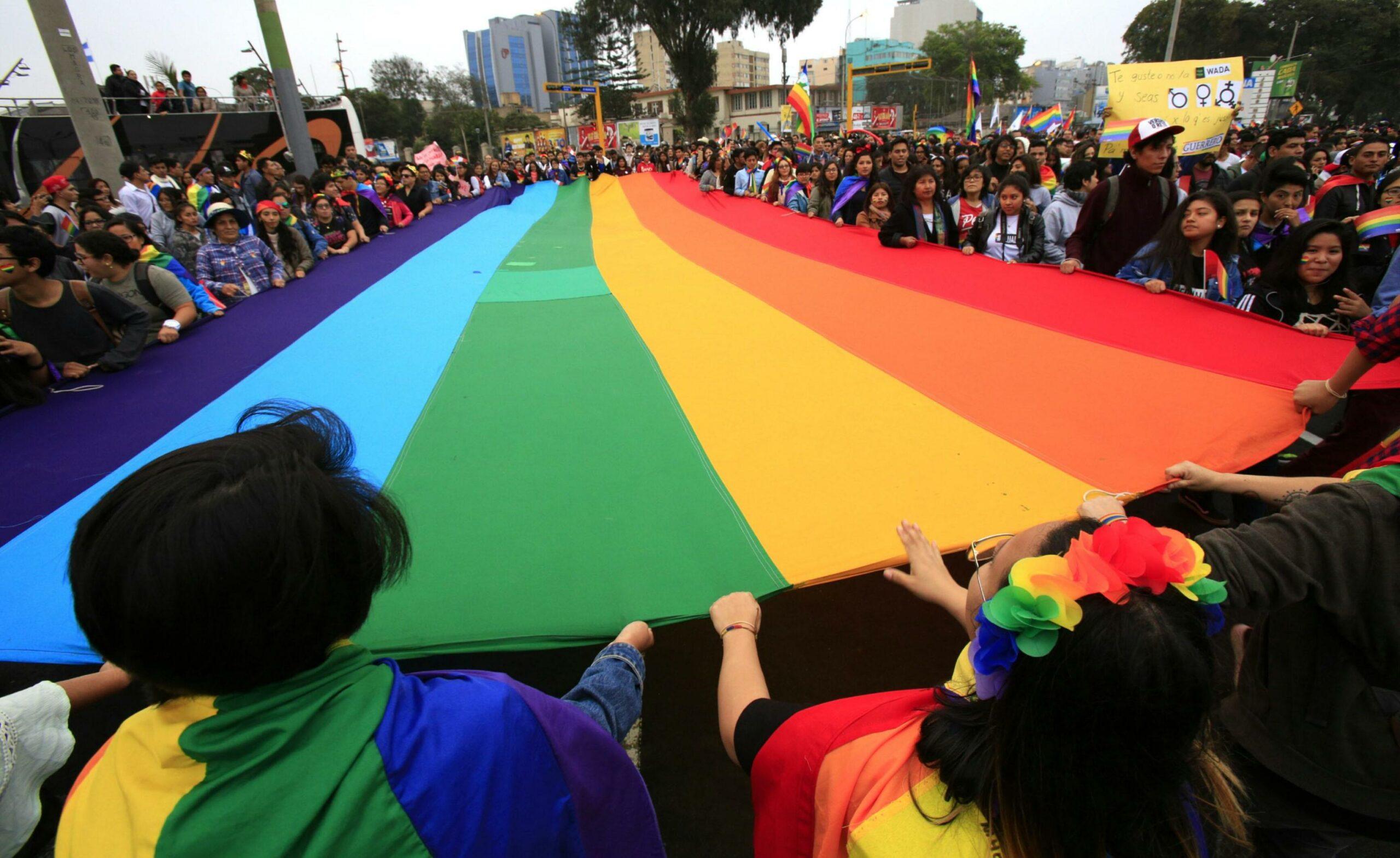 Torino, figlio gay costretto a “essere maschio” denuncia i genitori: condannati a due anni