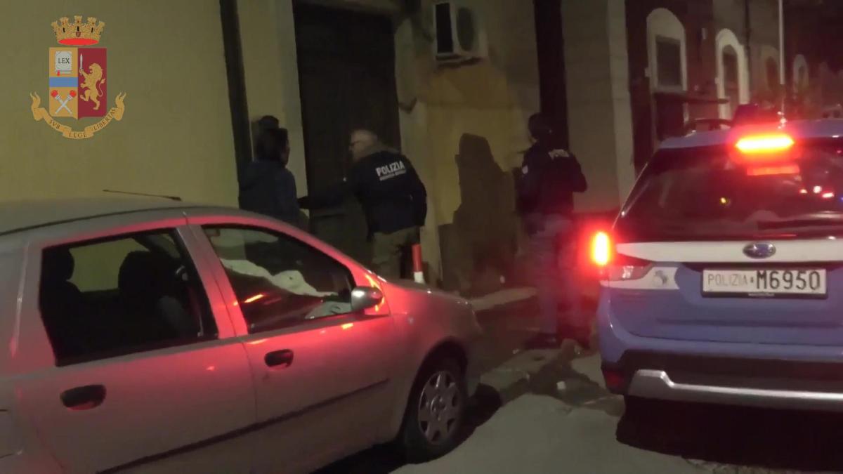 Agrigento, accoltella la moglie ed uno dei figli, poi si barrica in casa: Polizia sul posto