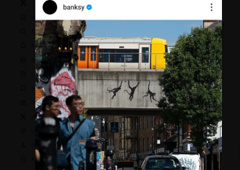 Inarrestabile Banksy con le opere safari: arrivano le scimmie dopo la capra e gli elefanti. Il nuovo murales a Brick Lane, Londra | FOTO