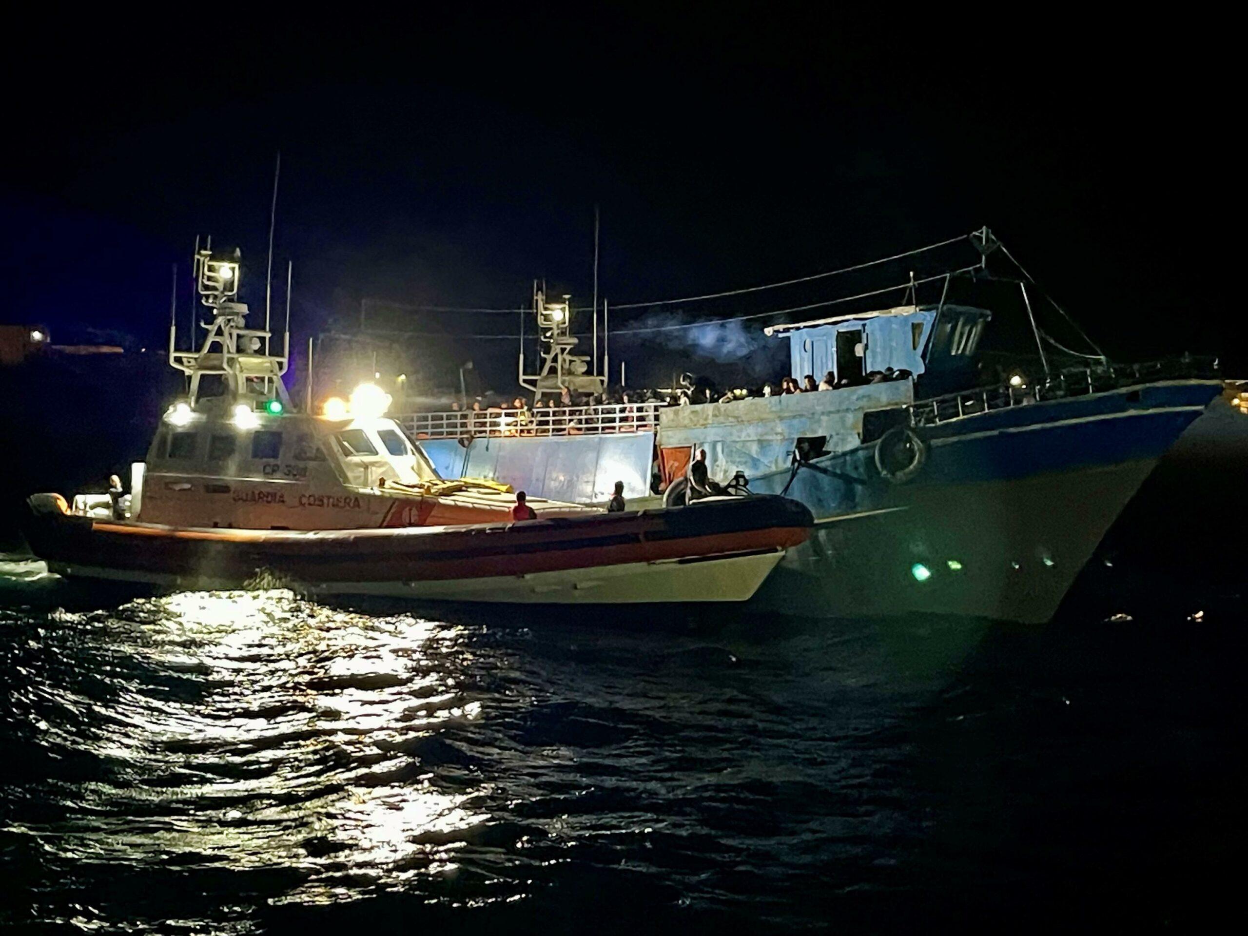 Nuovi arrivi a Lampedusa, sbarcate quasi 300 persone: si cerca un disperso in mare