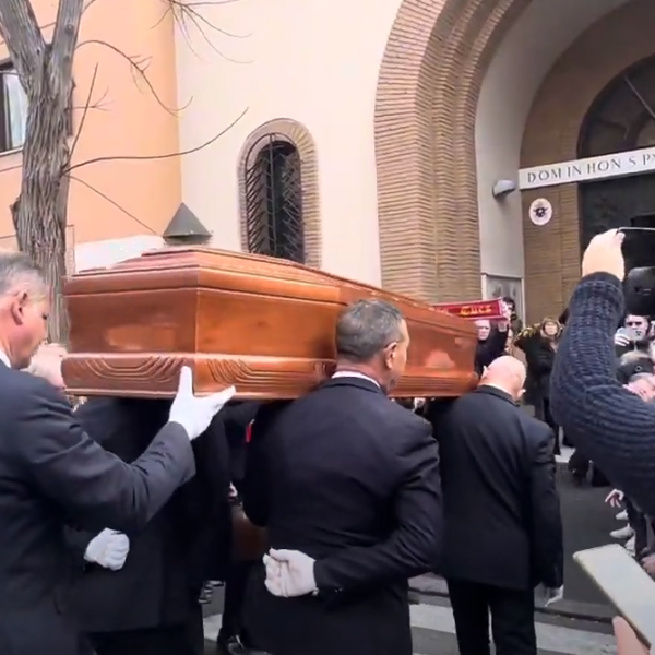 Funerali Giacomo Losi, l’ultimo saluto allo storico capitano della Roma. L’arrivo del feretro | VIDEO