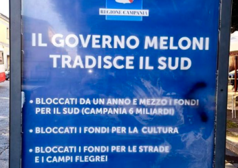 De Luca tappezza le città di manifesti contro Meloni. Il centrodestra in Regione: “Interrogazione e invio atti agli enti contabili”