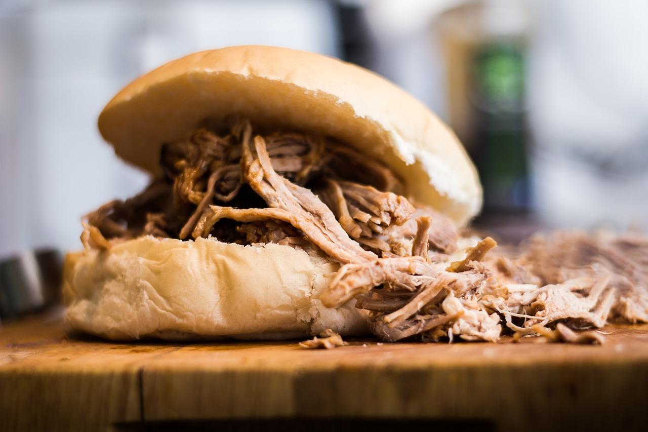 Come si fa il pulled pork, ricetta originale del maiale sfilacciato