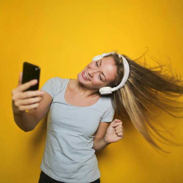 Come fare un selfie perfetto: guida per venire bene in foto con lo smartphone e gli errori da evitare