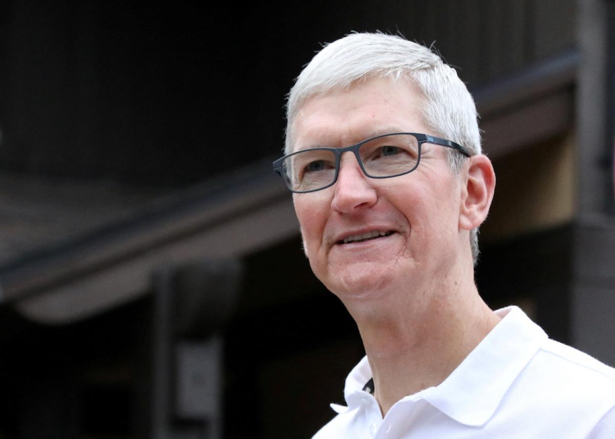 Apple, il CEO Tim Cook si taglierà lo stipendio del 40% 