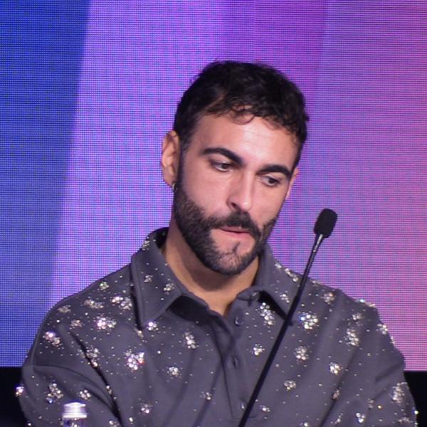 Marco Mengoni torna a Sanremo ed emoziona: “La fragilità va accolta non respinta”