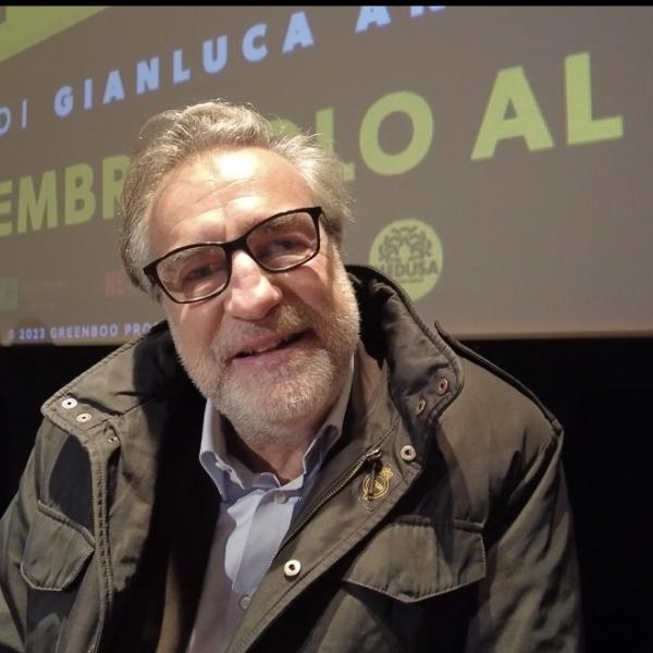 Max Tortora nonno scatenato al cinema: “Un grande regalo” poi saluta Vita da Carlo|  VIDEO