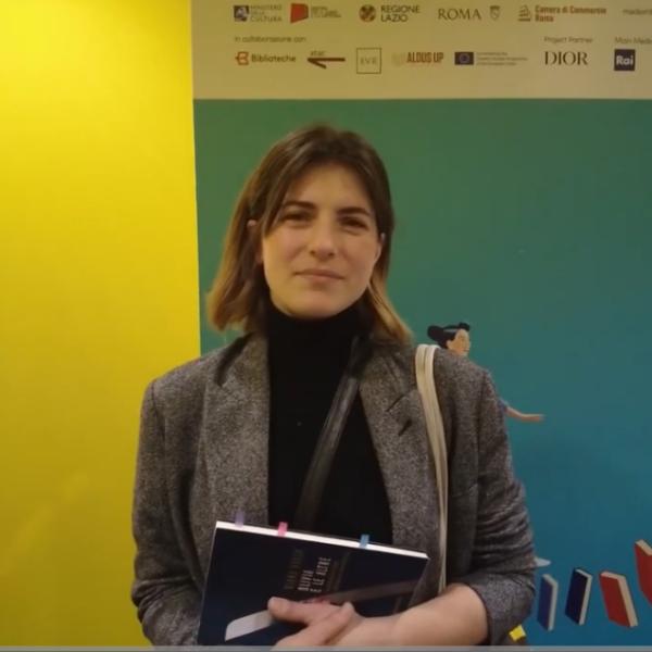 Maria Chiara Giannetta intervista a Più Libri Più Libri: “Amo la lettura, ora vi faccio ridere con Santocielo prima del ritorno di Don Matteo” | VIDEO