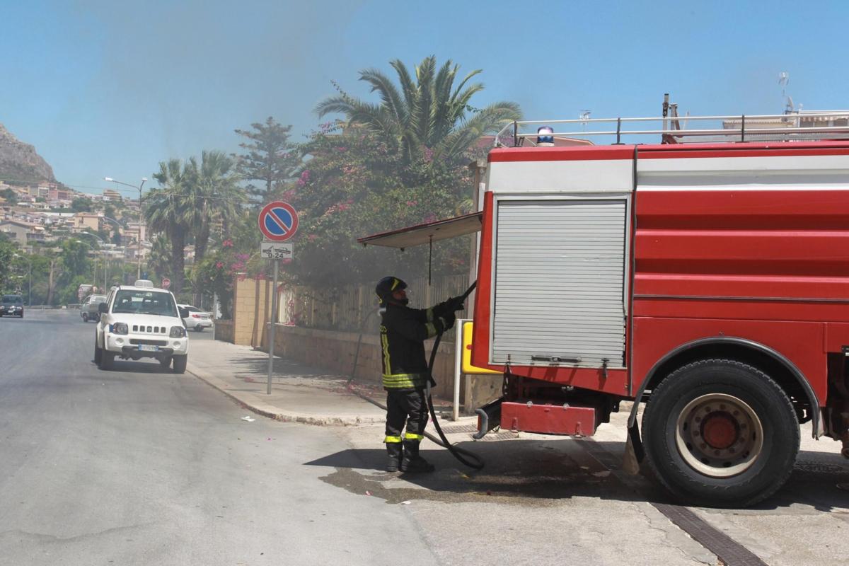 Agrigento, incendio a Villaggio Peruzzo: fumo nero visibile in tutt…