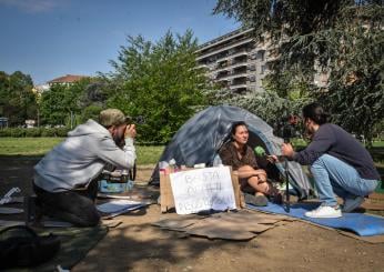 Milano, torna la protesta contro il caro affitti: studenti in tenda…