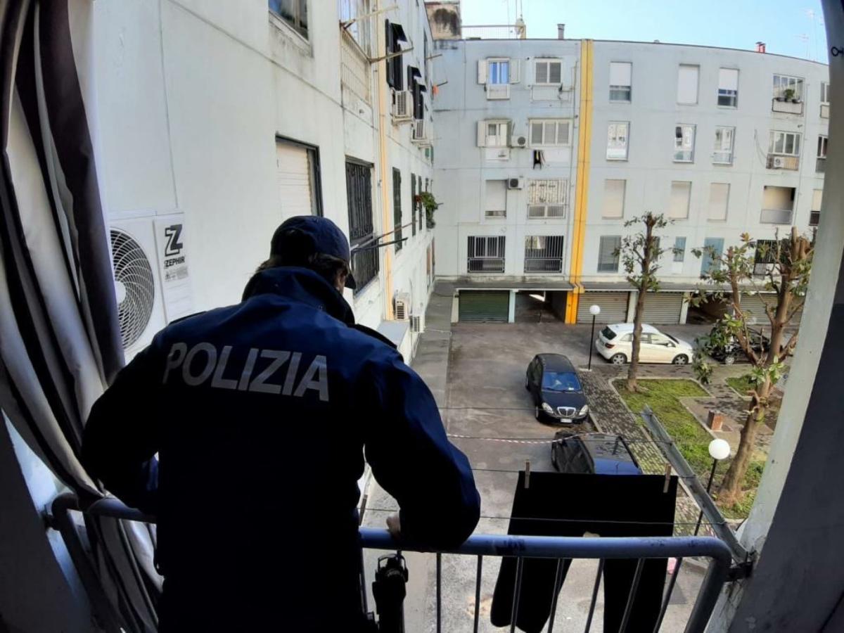 Roma, 49enne cade dal balcone mentre ripara una tenda: morto sul colpo