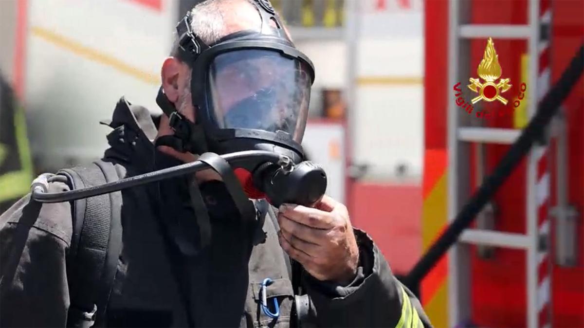 Caserta, incendio in un deposito di materiali ad Aversa: densa nube visibile da lontano, cittadini costretti in casa